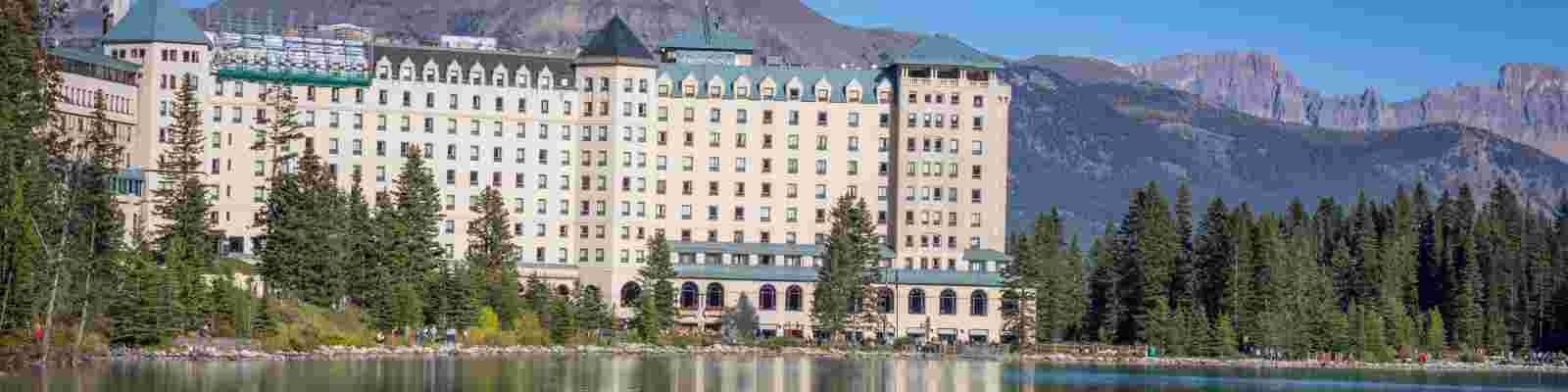 Fairmont Chateau Hotel Lake Louise (photo by SandKumar / Shutterstock.com)