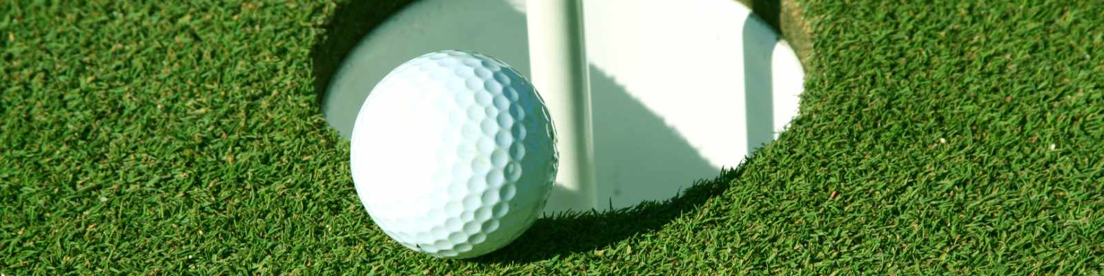 https://www.mygolf.de/news/imagedata/Golfball am Flaggenstock (photo by Matt Apps / Shutterstock.com)