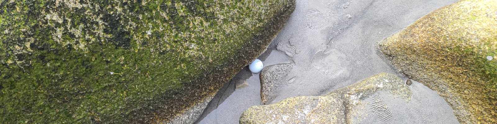Golfball im Fluss (photo by Patrick Hatt / Shutterstock.com)