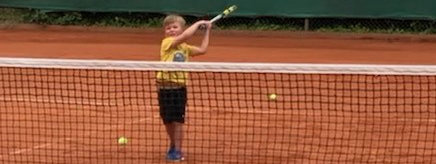 Leopold Volkmuth beim Tennisspielen im Alter von vier Jahren (photo by privat)