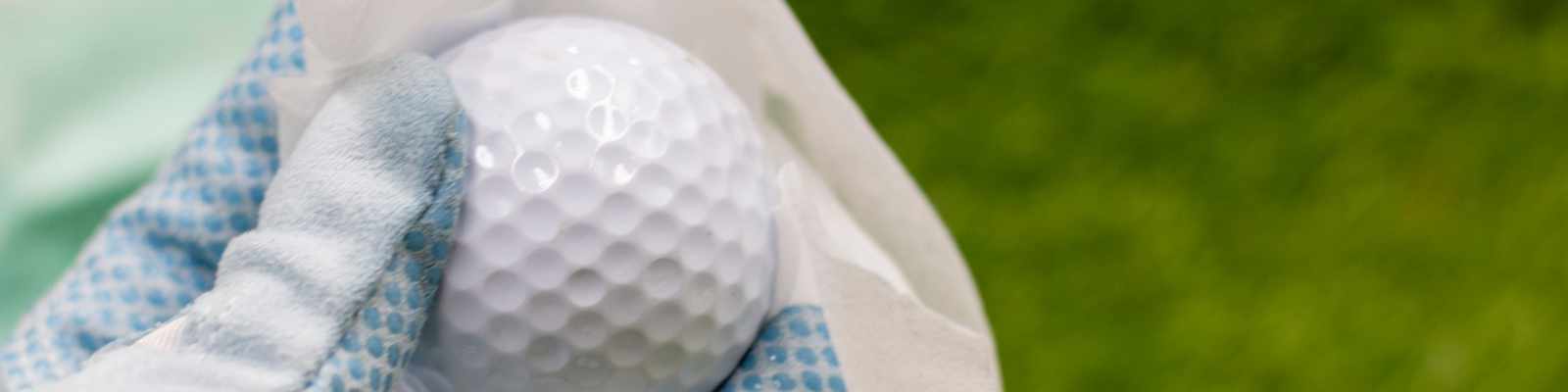 Gereinigter Golfball (photo by Thaninee Chuensomchit / Shutterstock.com)