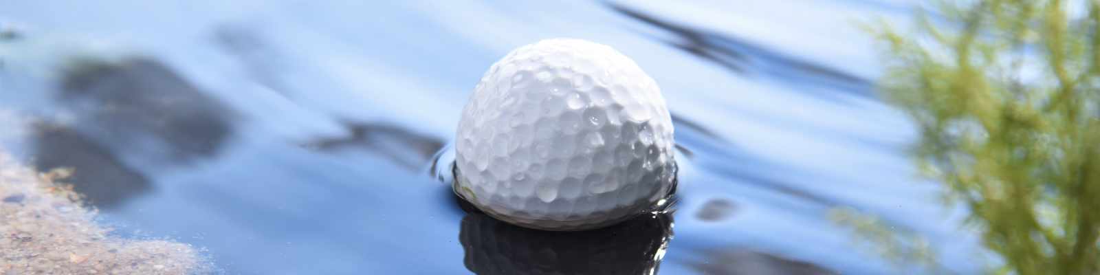 Golfball im Wasser (photo by taveesak srisomthavil / Shutterstock.com)