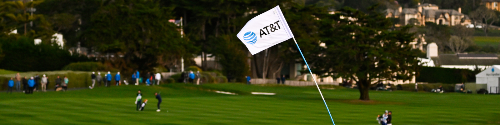 Verbogener Flaggenstock beim AT&T Pebble Beach Pro-Am (Photo by Tracy Wilcox/PGA TOUR via Getty Images)